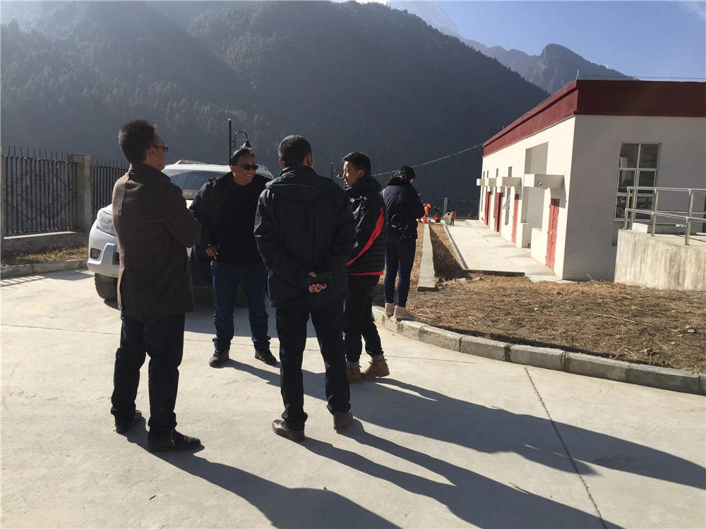 日喀則市環(huán)保督導(dǎo)組蒞臨吉隆縣污水處理廠(chǎng)檢查并指導(dǎo)工作，我吉隆縣環(huán)保局局長(zhǎng)和分管縣長(zhǎng)熊等領(lǐng)導(dǎo)陪同